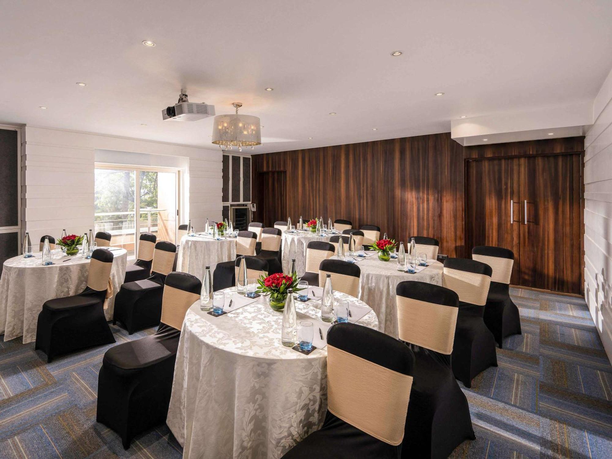 Grand Mercure Bangalore - An Accor Brand Екстер'єр фото